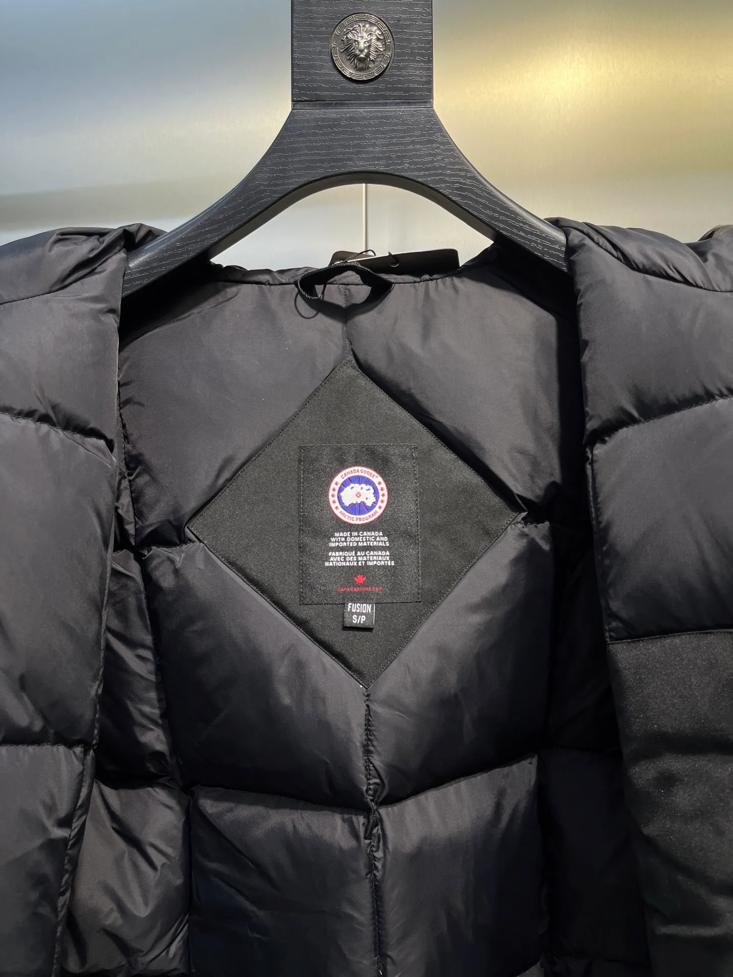P840 𝘾𝘼𝙉𝘼𝘿𝘼 𝙂𝙊𝙊𝙎𝙀Big Goose 13# The design of Big Goose 13 is simple and elegant, a little longer than the 08 model, more suitable for men and suitable for business people. This down jacket is popular for its simple design, which is not only practical but also has a certain sense of fashion. In terms of applicability, the Daye 13 model provides good thermal insulation performance. Its thermal insulation coefficient is level 5, which can provide enough warmth and is suitable for wearing in cold environments. In addition, the Daye 13 model also has a high cost performance. Compared with other models, it provides a better balance between price and performance, making it more competitive in the market.  size：xs-xxl